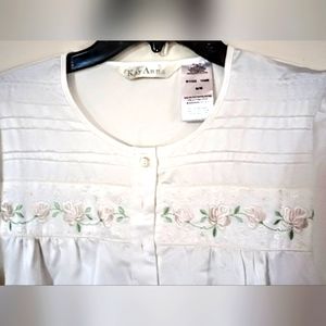 EMBROIDERY SILKY WHITE NIGHTGOWN SIZE M, BY KAY ANNA, LIKE NEW